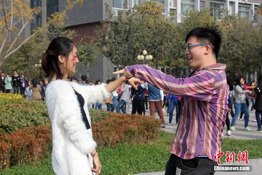 11月11日，河南財(cái)經(jīng)政法大學(xué)校園內(nèi)，300名在校大學(xué)生在上演了一出“光棍”也瘋狂的“快閃”大戲。