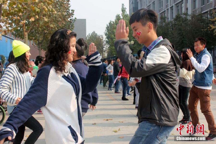 11月11日，河南財(cái)經(jīng)政法大學(xué)校園內(nèi)，300名在校大學(xué)生在上演了一出“光棍”也瘋狂的“快閃”大戲。
