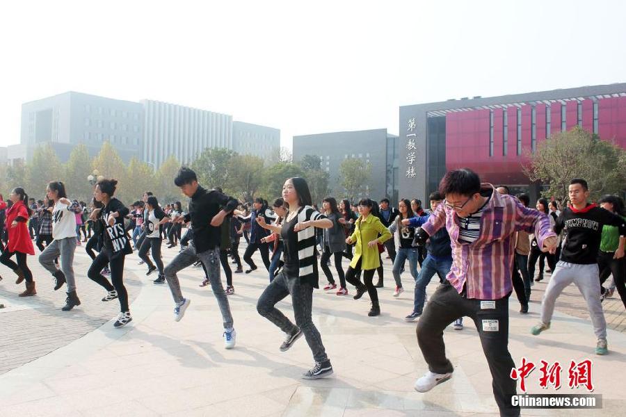 11月11日，河南財(cái)經(jīng)政法大學(xué)校園內(nèi)，300名在校大學(xué)生在上演了一出“光棍”也瘋狂的“快閃”大戲。
