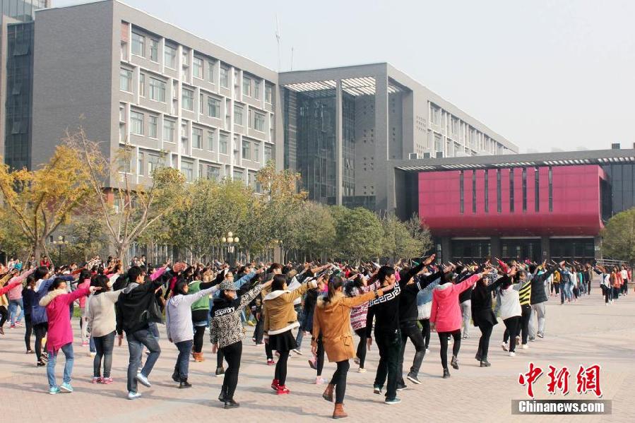 11月11日，河南財(cái)經(jīng)政法大學(xué)校園內(nèi)，300名在校大學(xué)生在上演了一出“光棍”也瘋狂的“快閃”大戲。