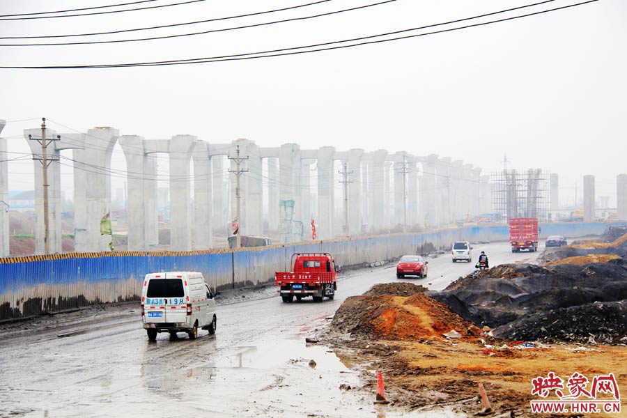 鄭平路柴郭轉(zhuǎn)盤處以及圍擋兩邊預(yù)留的道路坑坑洼洼，無人維護(hù)，造成事故頻發(fā)，經(jīng)常堵車。
