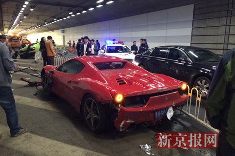 一輛蘭博基尼與一輛法拉利發(fā)生事故，現(xiàn)場(chǎng)狀況慘烈