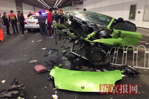 一輛蘭博基尼與一輛法拉利發(fā)生事故，現(xiàn)場(chǎng)狀況慘烈