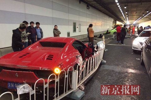 一輛蘭博基尼與一輛法拉利發(fā)生事故，現(xiàn)場(chǎng)狀況慘烈