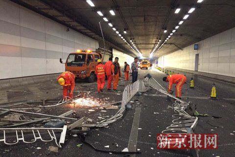 一輛蘭博基尼與一輛法拉利發(fā)生事故，現(xiàn)場(chǎng)狀況慘烈