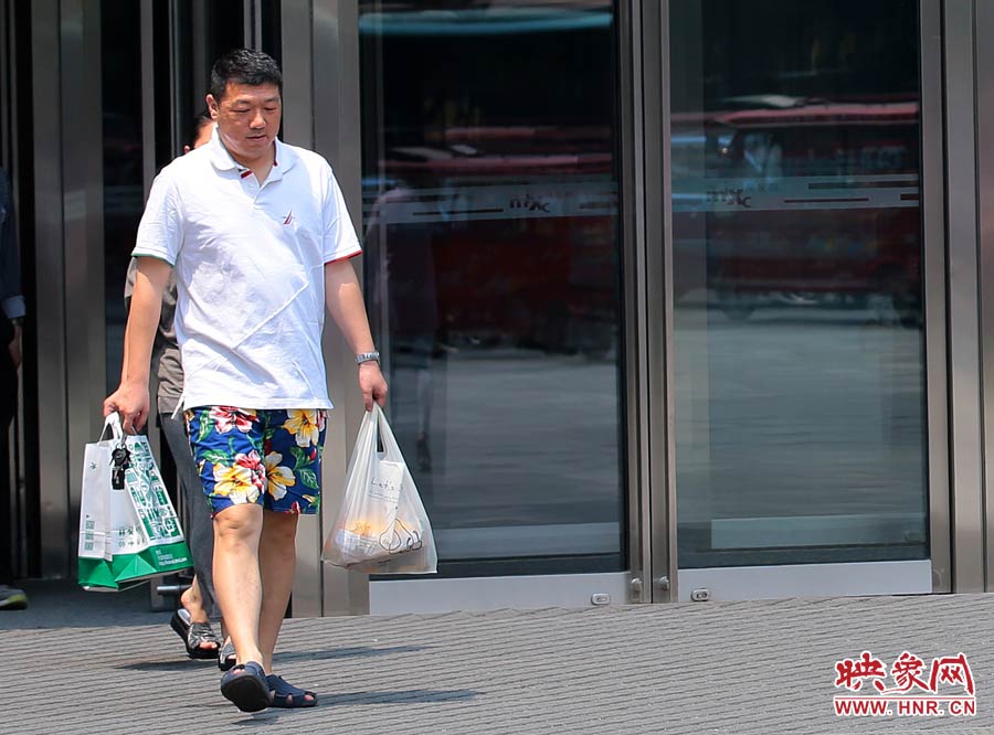 褲頭、T恤的裝束依然提前入夏