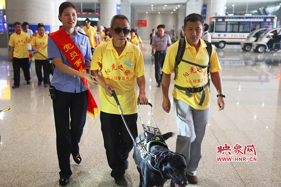 接到鄭州市愛(ài)心導(dǎo)盲犬服務(wù)中心的乘車(chē)請(qǐng)求后，鄭州東站抽調(diào)了工作人員進(jìn)行對(duì)接，提前做好服務(wù)引導(dǎo)準(zhǔn)備。