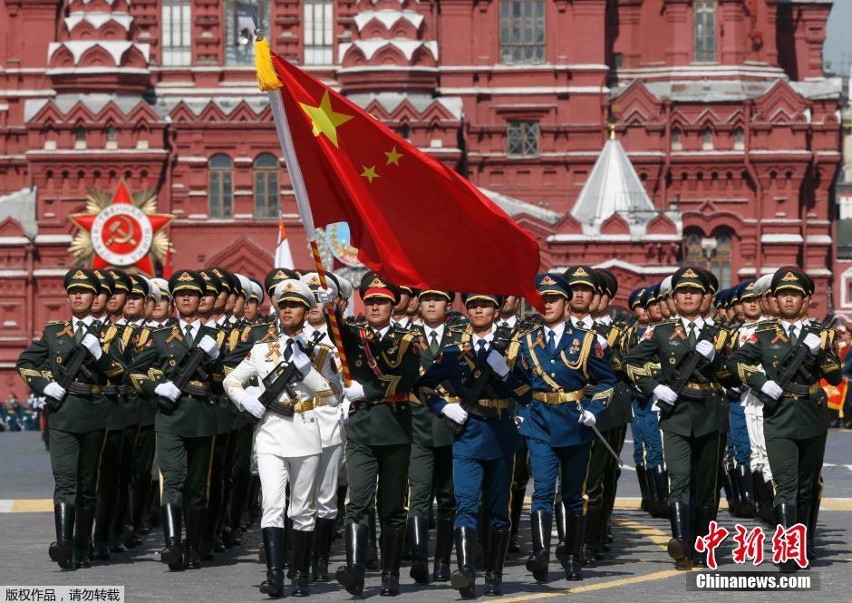 解放軍三軍儀仗隊(duì)參加紅場(chǎng)閱兵。