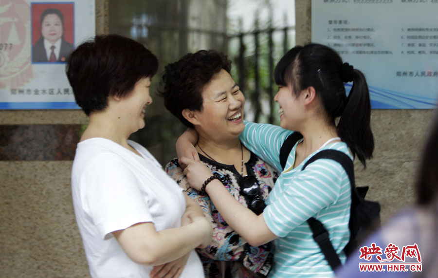 6月7日，鄭州回中考點(diǎn)，走出考場的考生和家長擁抱在一起