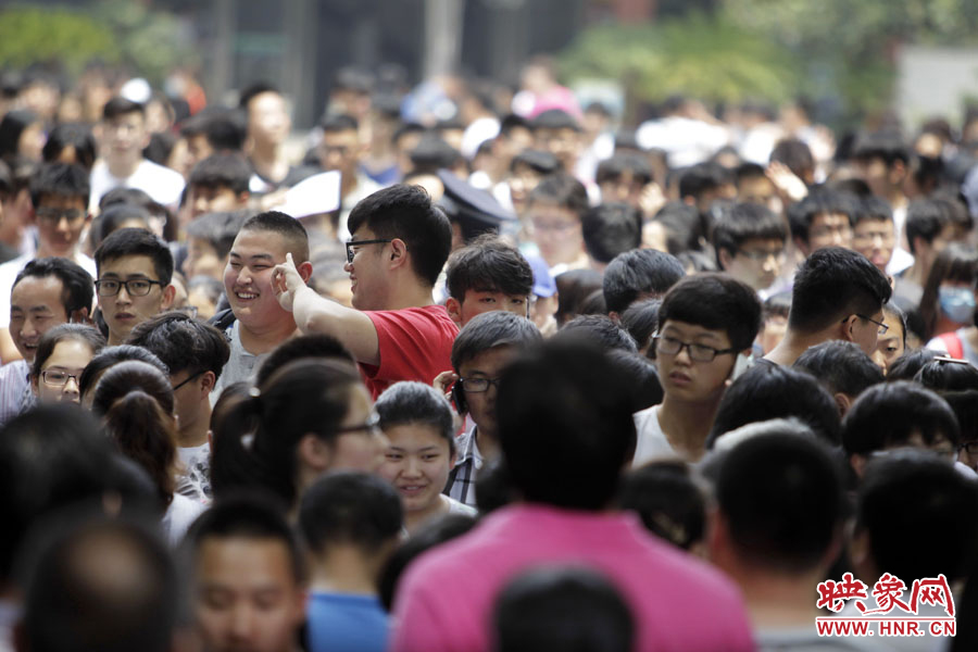 6月7日，鄭州回中考點(diǎn)，考生走出考場，面露笑容