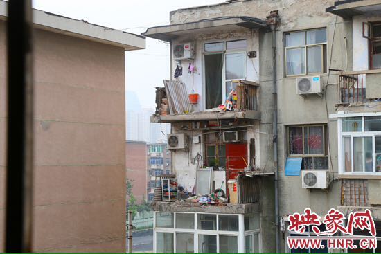 樓上多處陽臺出現裂縫，隨時有掉落危險