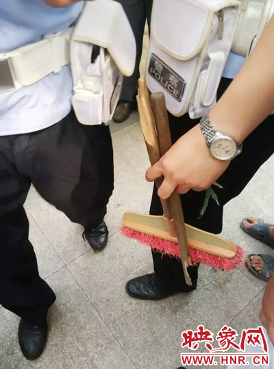 老太從環(huán)衛(wèi)工手中奪過掃帚，用腳踩斷，用力向環(huán)衛(wèi)工人的手上和腿上敲去。