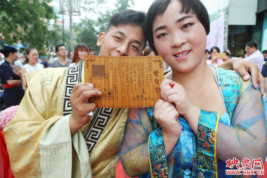 一對兒情侶現(xiàn)場展示“賣身契”內(nèi)容。