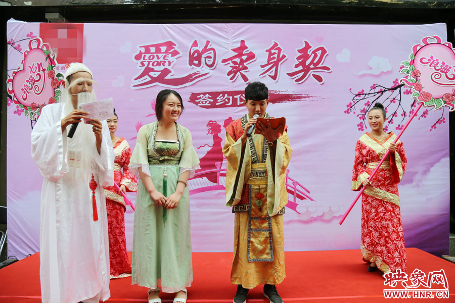 男子現(xiàn)場宣讀“賣身契”的內(nèi)容，讓大家作證。