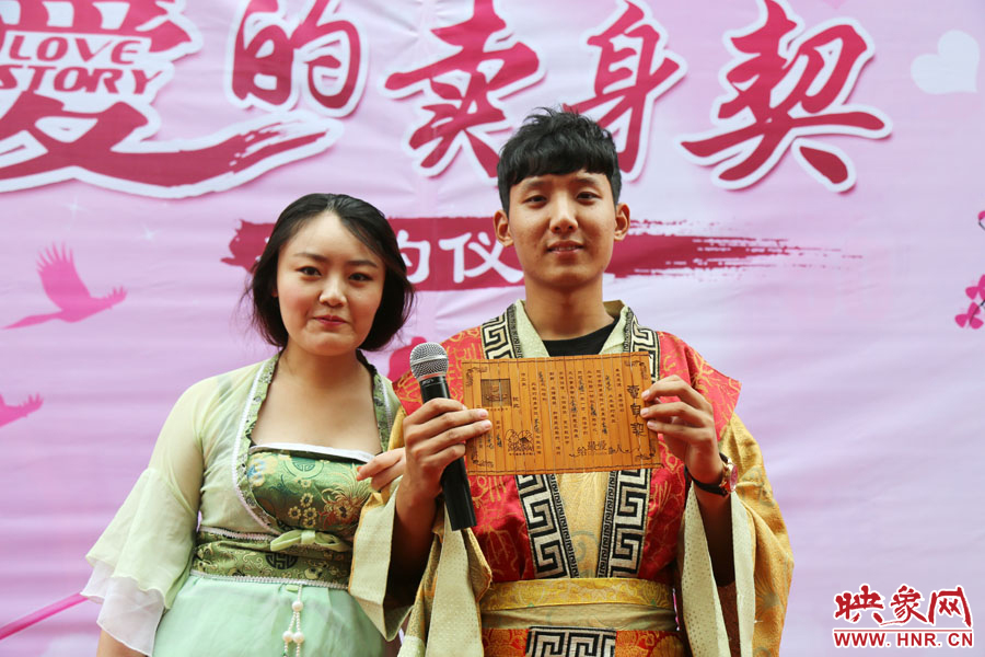 現(xiàn)場的8名男子異口同聲地表示，如違反此契約，可以接受處以極刑。