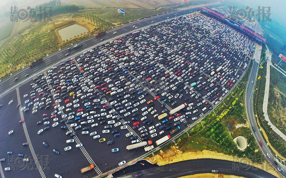 進(jìn)京方向收費站前堵滿車流。
