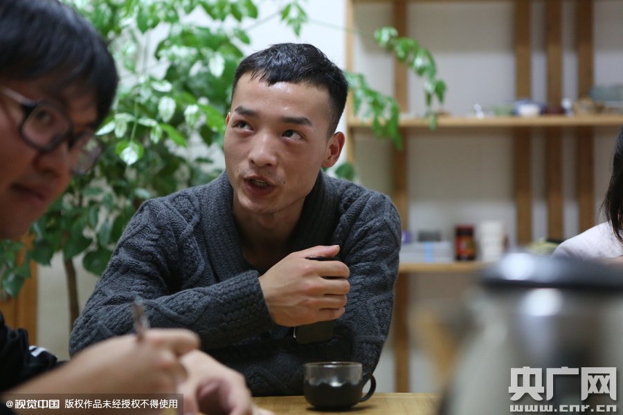 網(wǎng)絡(luò)紅人葉良辰現(xiàn)身浙江臺州，接受記者的專訪。