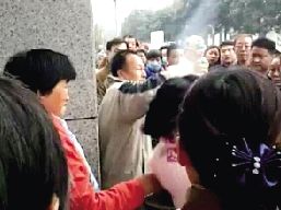一對(duì)夫婦攔住小學(xué)生求助，被家長(zhǎng)和市民當(dāng)成人販子圍毆