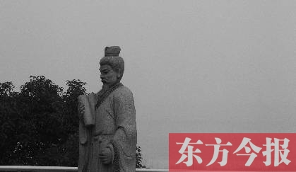 23日，從中原福塔基座平臺(tái)看向世紀(jì)歡樂(lè)園的景象