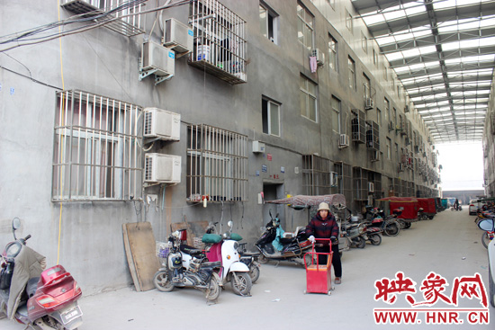 三棟居民樓沒有任何手續(xù)，沒有房產(chǎn)證，售價超級低。