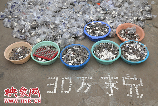 據負責清點“巨資”的張大爺介紹，這筆“巨資”積攢了兩個月左右，有30萬左右，重達3000多斤。