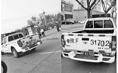鶴壁市兩輛城管執(zhí)法車被拍到車身噴的號碼與牌照不符。