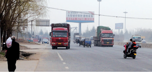 距離事故現(xiàn)場(chǎng)不遠(yuǎn)，仍有人騎電動(dòng)車帶著孩子橫穿馬路