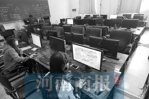 鄭州黃河護(hù)理職業(yè)學(xué)院的微機(jī)室內(nèi)，一女學(xué)生正在打游戲