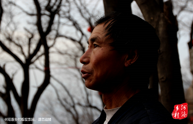 不過老崔對鄰居卻有著十分的不屑，平日里他們的生活，主要是自己種植的蔬菜和野菜，偶爾有山下香客的供奉。而鄰居卻經(jīng)常揀一些驢友丟棄的物品，飲料瓶，塑料紙，或者其它的物品。