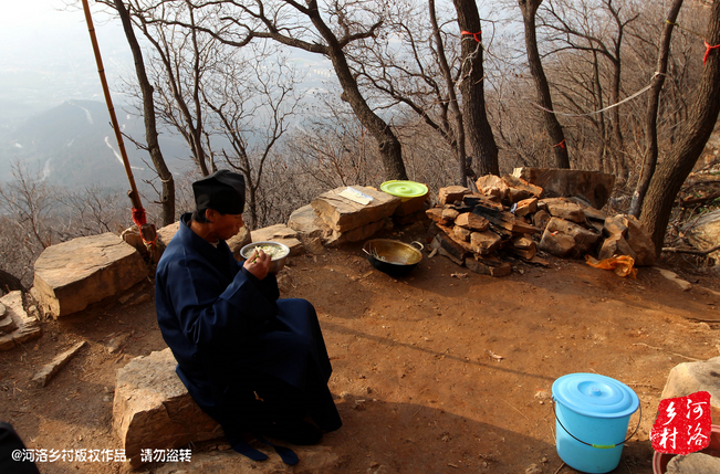鄰居有時候會拿這些廢品下山，換取一些食物，對于老崔來說，既然出家就該安守清貧，撿破爛換好吃的，不是出家人該做的。他偷偷把鄰居的一大包廢品踢下了山，于是爭吵并且打起了架。
