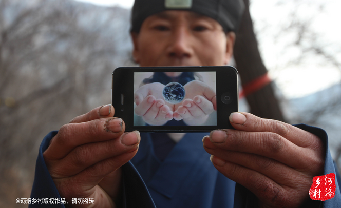 老崔雖然在山上修行，可是家里還有六個兄弟姐妹，家里人來找過他，他認為打工太累了，還需要受氣，不如山中修行自在。通過山下的香客，他花了800塊錢買了一個蘋果手機，這是他在山上最奢侈的一次購物。老崔有些心疼，他說那個香客不應(yīng)該收他錢才對。