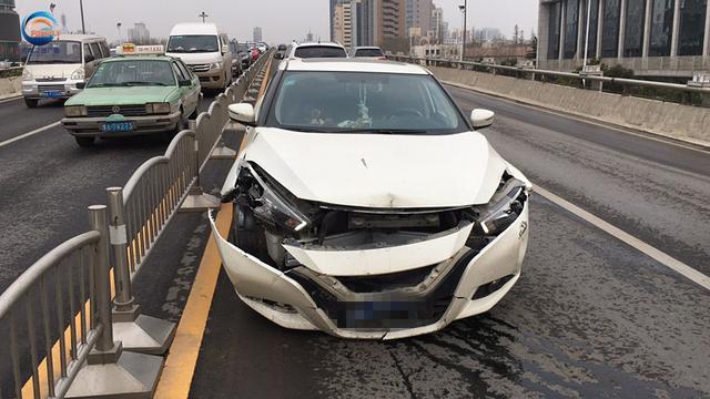 鄭州私家車撞毀十米護(hù)欄　司機抽著煙逆行下橋