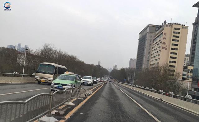 鄭州私家車撞毀十米護(hù)欄　司機抽著煙逆行下橋
