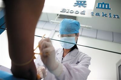 2010年5月，北京艾滋病毒攜帶者可以進行快速檢測。新京報資料圖片 韓萌 攝