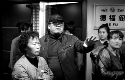 昨日，在河北香河天下第一城，相關(guān)負(fù)責(zé)人（左二）走出會(huì)議室與參加演出的老人們溝通。