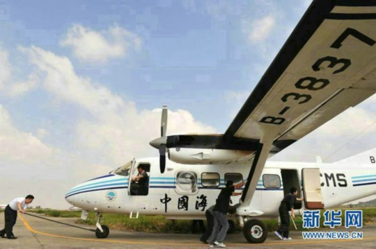 資料圖：中國海監(jiān)東海航空支隊舟山基地工作人員正在進行運-12飛機備航。