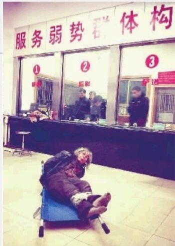 1月7日23點50分，長沙市救助管理站大廳，一名老年流浪者躺在擔架上，無助地看著記者。