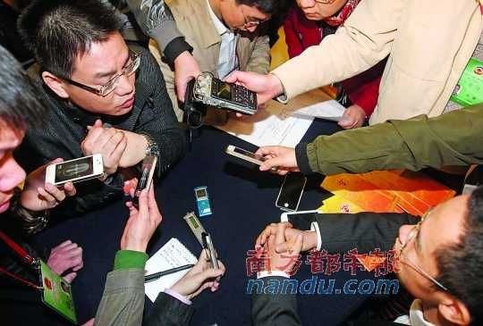 咨詢問政會上，記者的錄音設備遍布臺面。南都記者 馮宙鋒 攝