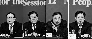 昨天，國務(wù)院深化醫(yī)藥衛(wèi)生體制改革領(lǐng)導(dǎo)小組辦公室負責(zé)人王保安、孫志剛、馬曉偉、胡曉義（從左至右）就“醫(yī)藥衛(wèi)生體制改革”有關(guān)問題回答記者提問。記者王鵬/攝
