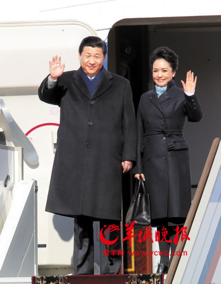 國(guó)家主席習(xí)近平首次出訪俄羅斯，夫人彭麗媛陪同。