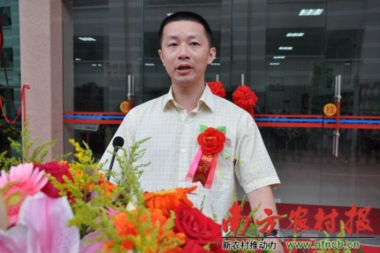 揭東縣人民政府副縣長江中詠在廣東流動(dòng)圖書館揭東分館揭幕儀式致辭。