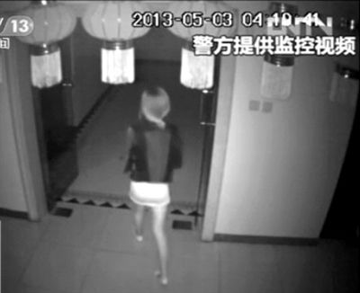 監(jiān)控視頻中，女子獨(dú)自走向墜樓處。 央視視頻截圖