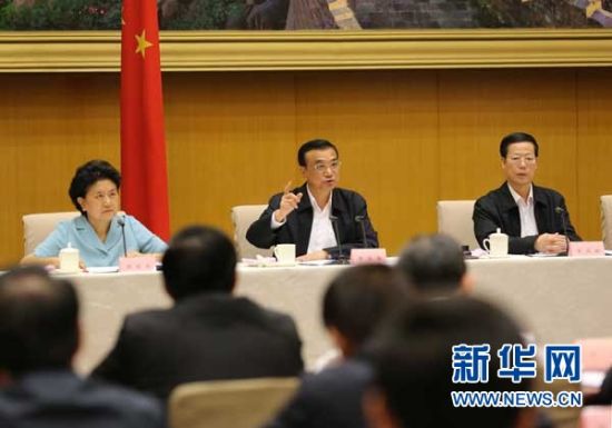　5月13日，國(guó)務(wù)院召開全國(guó)電視電話會(huì)議，動(dòng)員部署國(guó)務(wù)院機(jī)構(gòu)職能轉(zhuǎn)變工作。中共中央政治局常委、國(guó)務(wù)院總理李克強(qiáng)發(fā)表講話。 新華社記者劉衛(wèi)兵 攝
