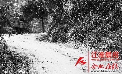 2月21日，媽媽帶著小雪離開(kāi)了村子。 晨報(bào)記者 高博 攝
