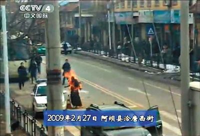 2009年2月27日，一名僧侶在阿壩縣洽唐西街自焚。本版圖片/央視截圖