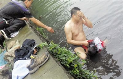 網(wǎng)友貼出民警張光聰一出河水就睜不開眼，用手抹去臉上臟水的照片。