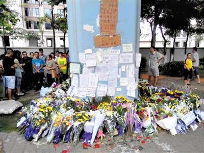 　昨日，廈門(mén)市民在BRT的橋墩下放上鮮花悼念逝者。新京報(bào)記者 郭鐵流 攝