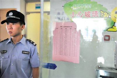 前日，廈門(mén)市解放軍174醫(yī)院重癥醫(yī)學(xué)科門(mén)口貼著在該醫(yī)院接受治療的受傷人員名單。 新華社記者 陳曄華