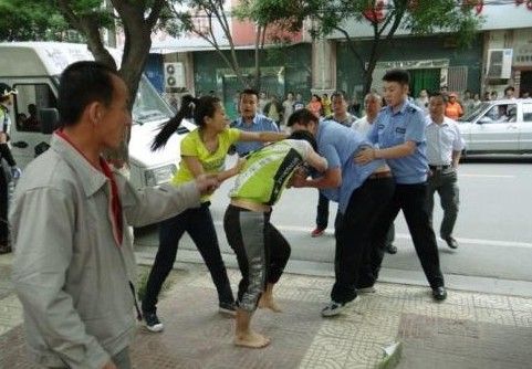 　圖為5月31日，延安城管隊(duì)員暴力執(zhí)法場(chǎng)面。