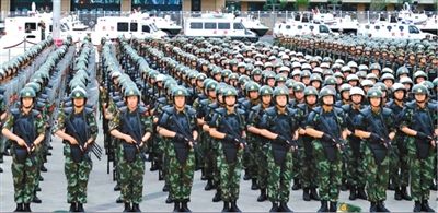 6月29日，新疆武警部隊反恐維穩(wěn)誓師大會在烏魯木齊市人民廣場舉行。據(jù)《新疆日報》